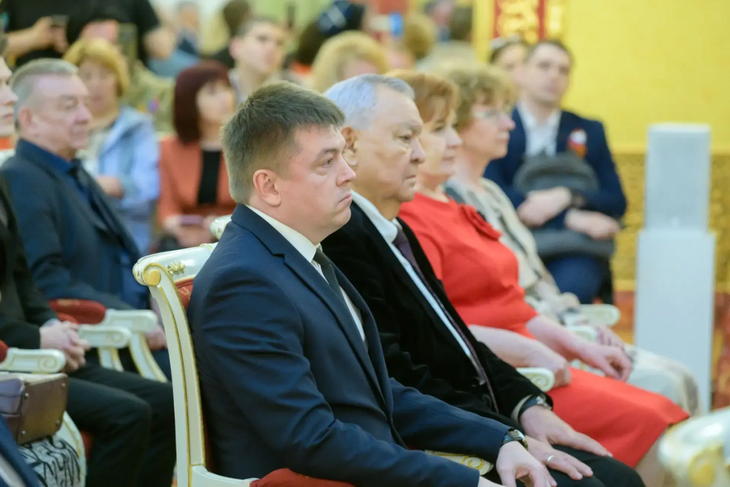Честь и доблесть Оренбуржья: Евгений Солнцев вручил государственные и региональные награды