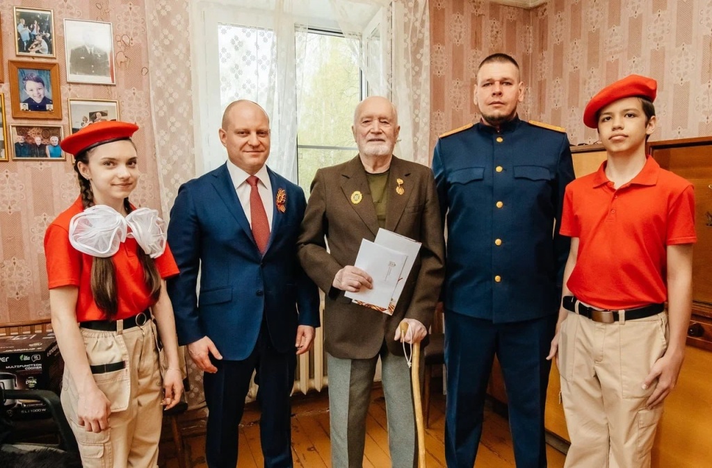 Спасибо за Победу: глава Пушкинского Максим Красноцветов поздравил ветерана Михаила Ивановича Беловолова
