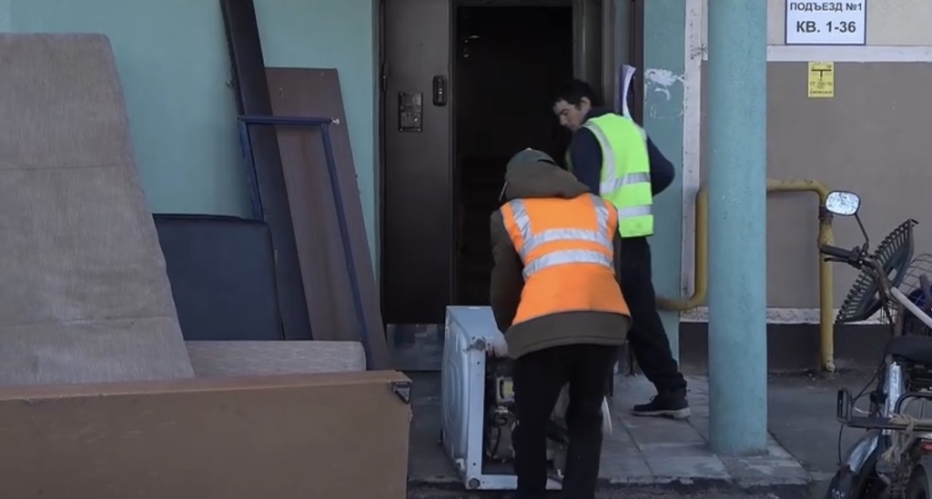 Помощь семье погибшего бойца СВО: в подмосковном Пушкинском управляющая компания устранила затяжную протечку и подготовила квартиру к ремонту