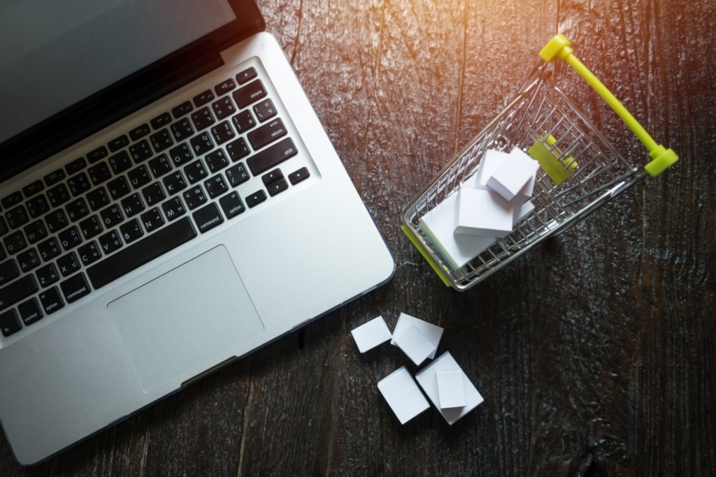 Власти хотят запретить маркетплейсам распространять материалы с нецензурной бранью