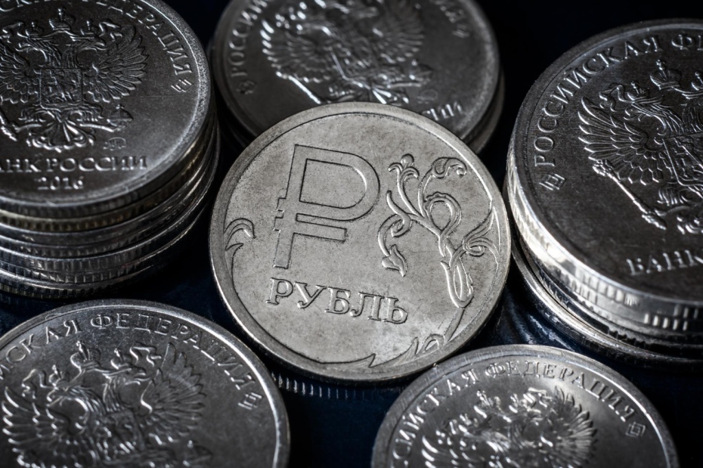 Рубль и топливо задают тон: инфляция год к году растёт, месяц к месяцу — снижается