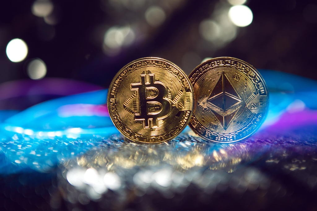 Криптовалюты теряют позиции: биткоин и Ethereum в затяжном снижении