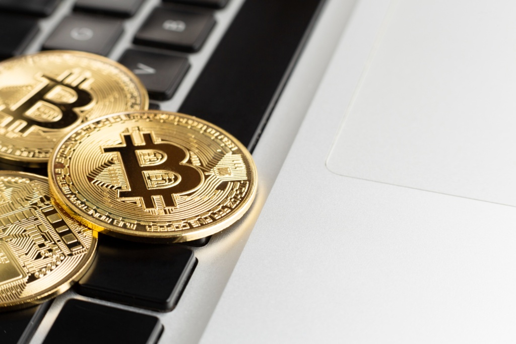 Курс биткоина подобрался к отметке 64 тысячи долларов
