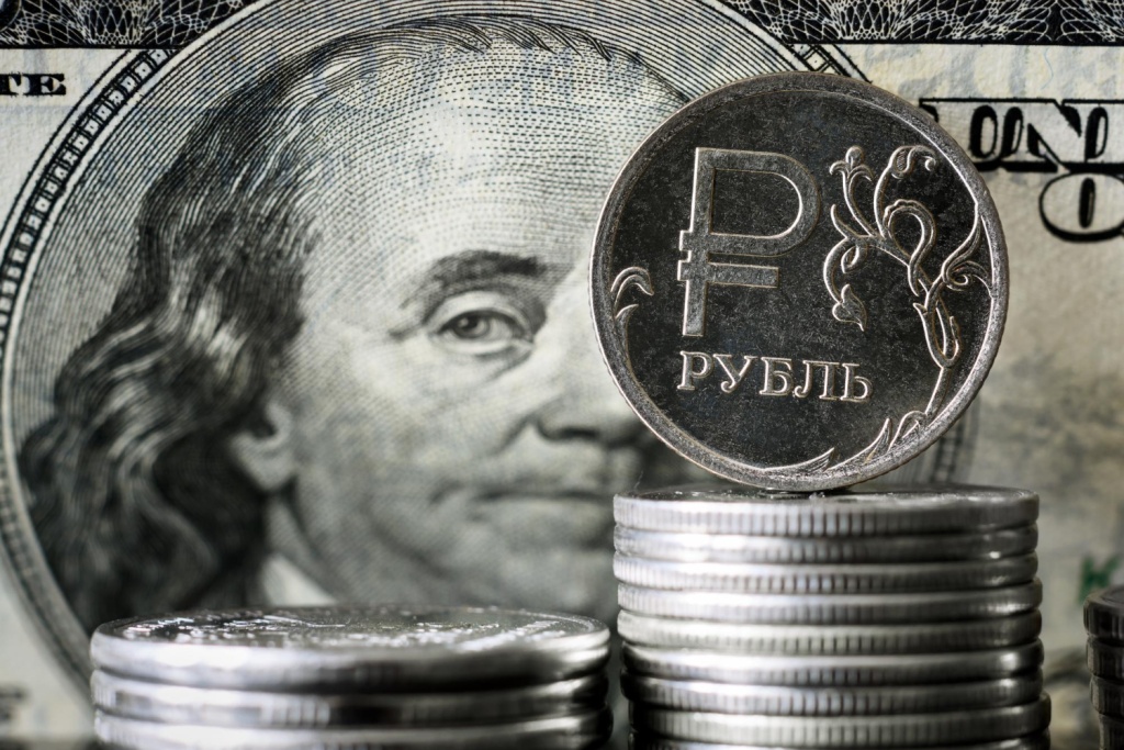 Рубль укрепился: доллар опустился ниже 84 рублей впервые за месяц