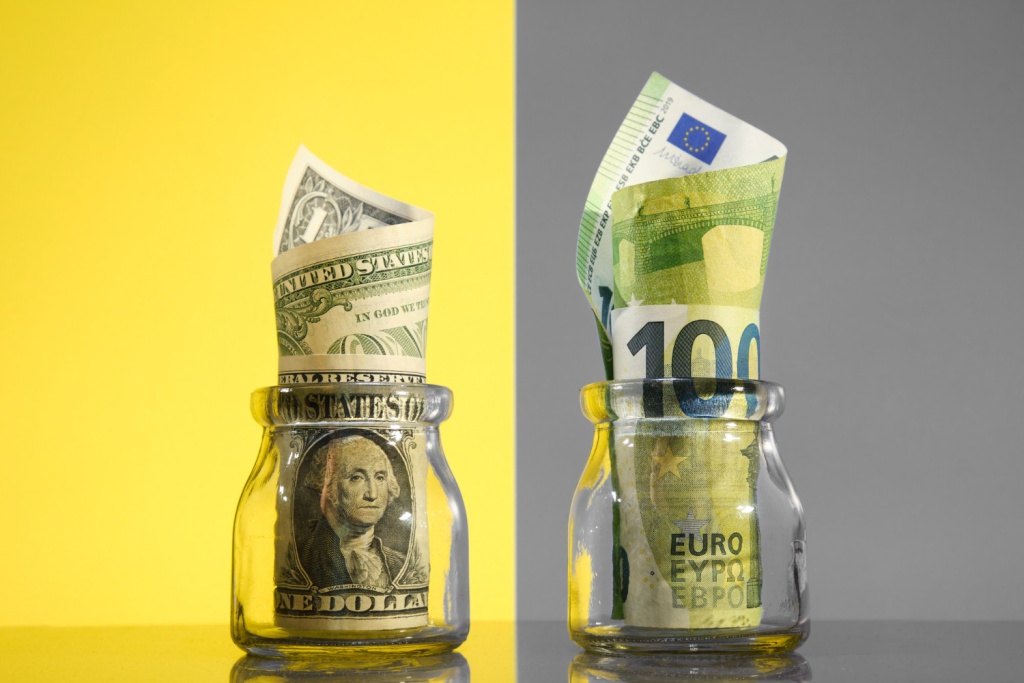 Доллар на международном рынке поднялся выше 108 рублей, евро выше 113