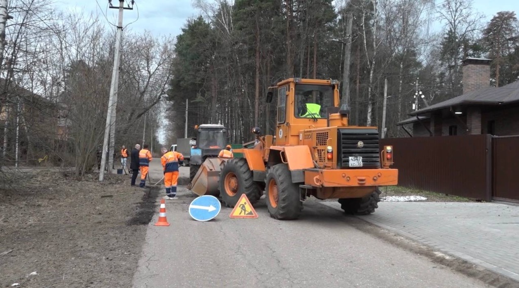 Ямочный ремонт по заявкам: как обновляют дороги в подмосковном Пушкинском Ямочный ремонт по заявкам: как обновляют дороги в подмосковном Пушкинском