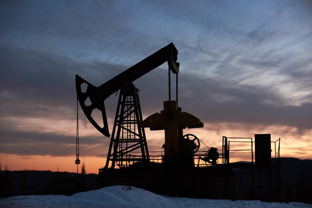 Нефть в плюсе: геополитика и ОПЕК+ держат цены на высоком уровне Нефть в плюсе: геополитика и ОПЕК+ держат цены на высоком уровне