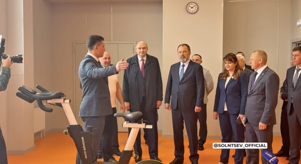 Новый ФОК в Ивановке: полпред Президента РФ и губернатор Оренбуржья оценили развитие спортивной инфраструктуры региона Новый ФОК в Ивановке: полпред Президента РФ и губернатор Оренбуржья оценили развитие спортивной инфраструктуры региона