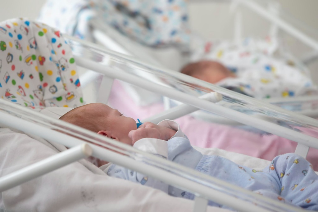 В Красноярском роддоме No1 появились новые эндоскопические стойки и кроватки для малышей